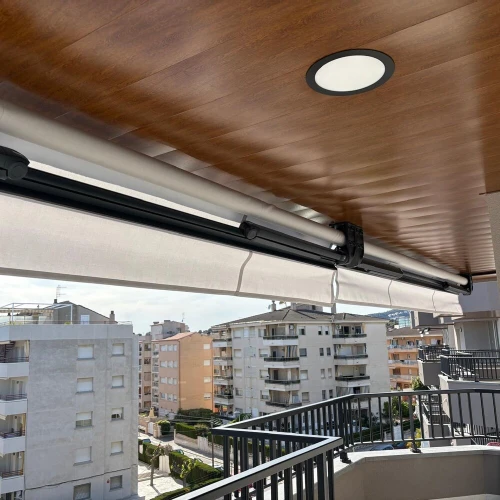 Toldo corredero a medida instalado por Toldos Cunit